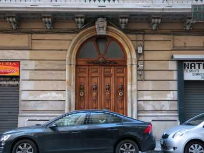 Foto 7. Sempre nel quartiere Umbertino, in via Cardassi 32 ci aspetta un edificio del 1923 [Foto di Antonio Caradonna]